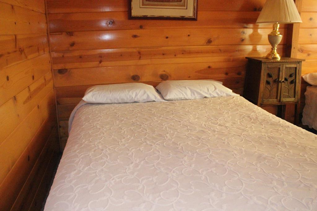 Twin Lakes Resort Bridgeport Room photo