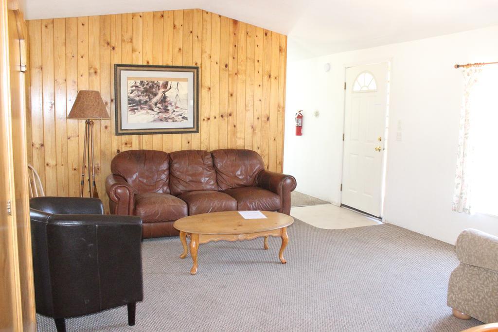 Twin Lakes Resort Bridgeport Room photo