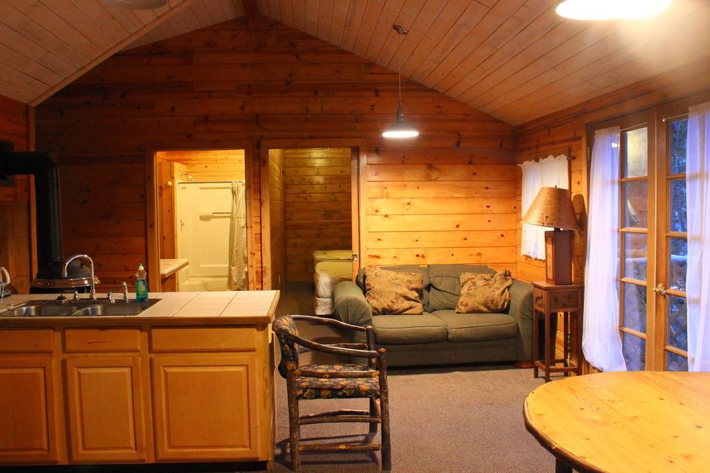 Twin Lakes Resort Bridgeport Room photo