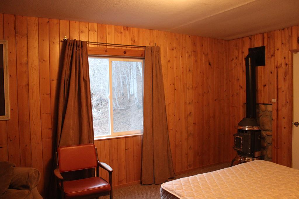 Twin Lakes Resort Bridgeport Room photo
