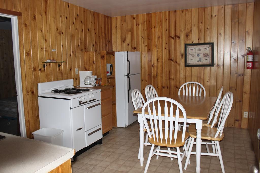 Twin Lakes Resort Bridgeport Room photo